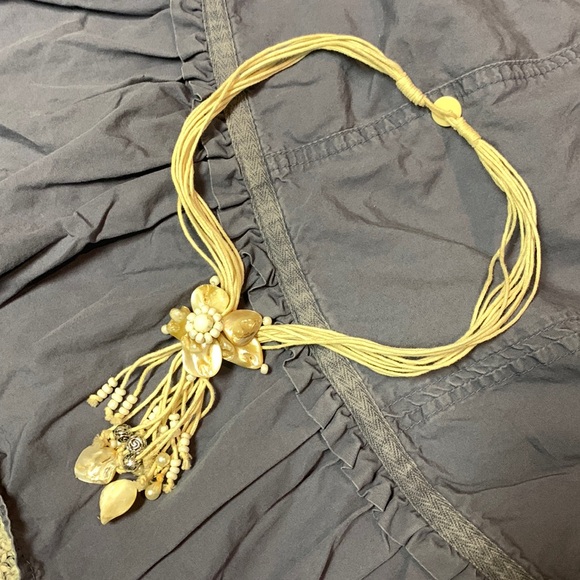 Beautiful Shell Necklace - Picture 3 of 7